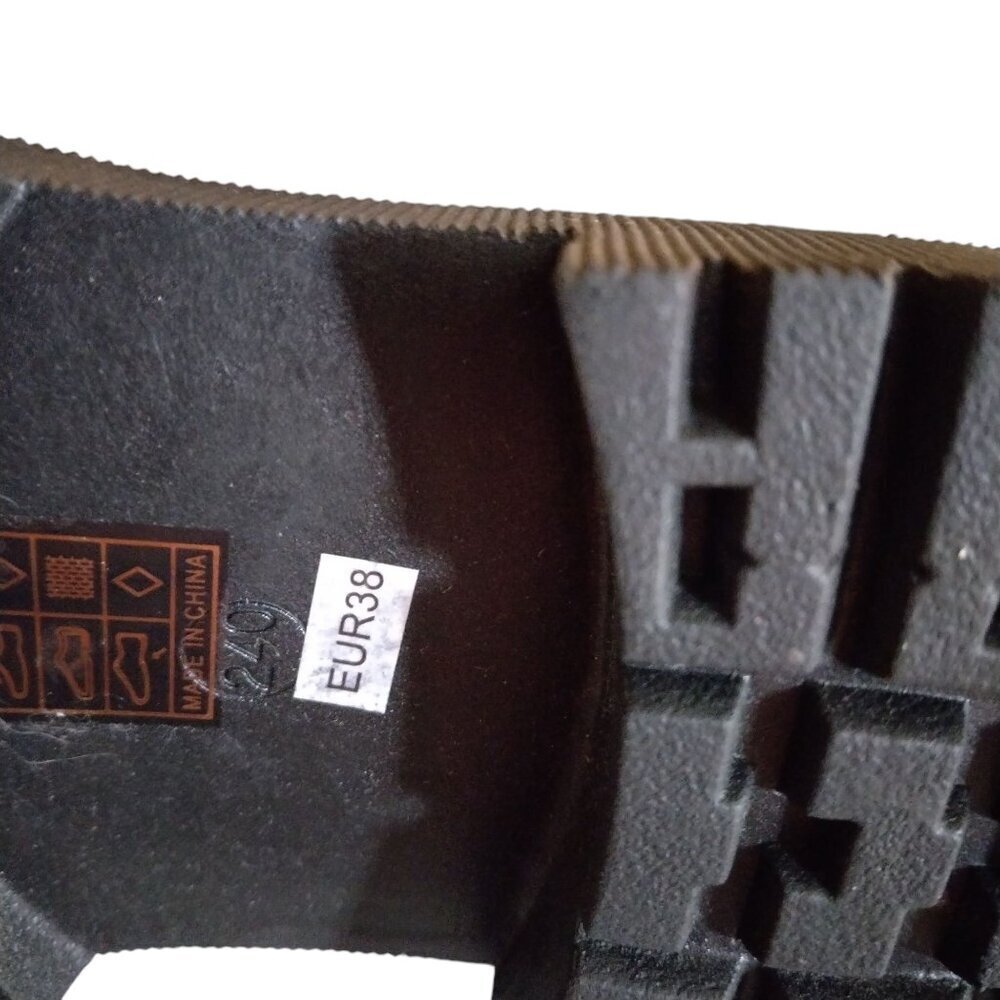 Black Lightweight Lug Sole Slip On Shoes Unbranded EU 38/US 7.5 Chain Accent NEW - Picture 4 of 5